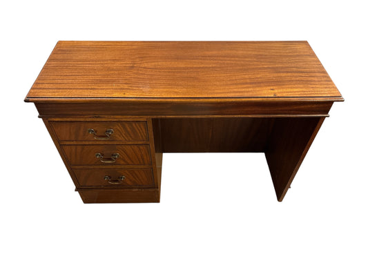 Vintage skrivbord i trä – klassisk stil