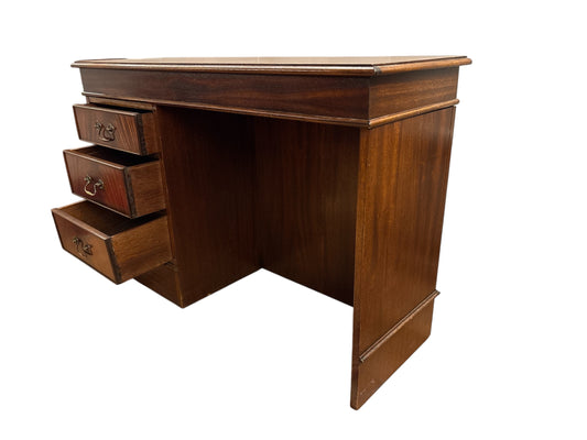 Vintage skrivbord i trä – klassisk stil