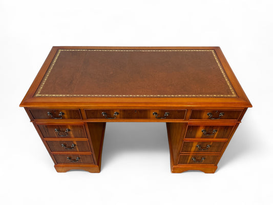 Engelskt skrivbord i klassisk stil med läderklädd skrivyta