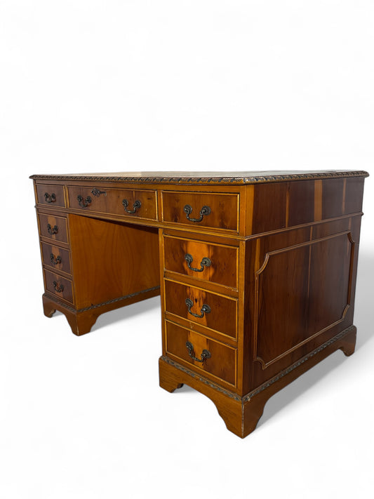 Engelskt skrivbord med läderklädd skrivyta