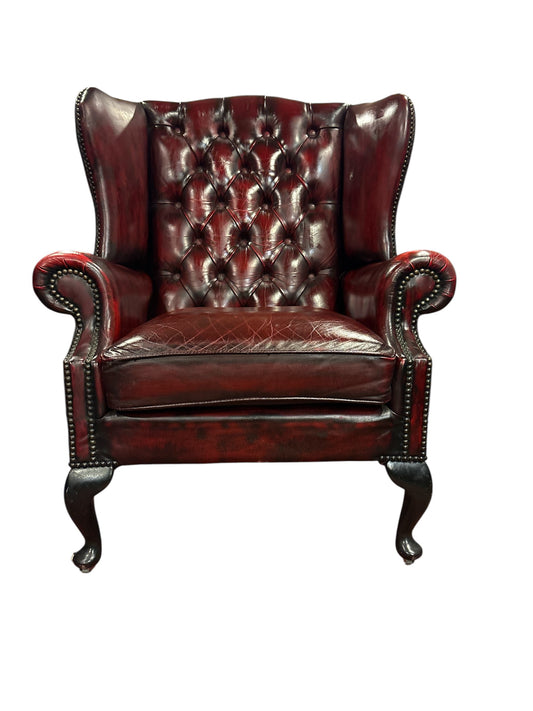 Chesterfield wingback-fåtölj i oxblood läder med fotpall