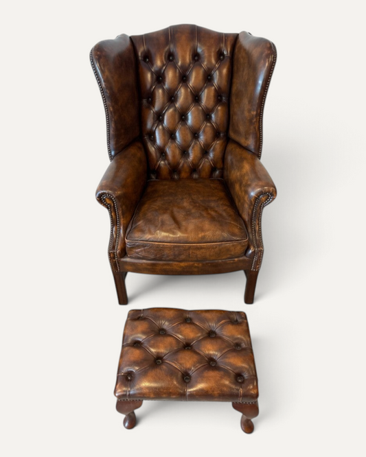 Engelsk Chesterfield wingback-fåtölj med fotpall i cognacfärgat läder – Chesterhome