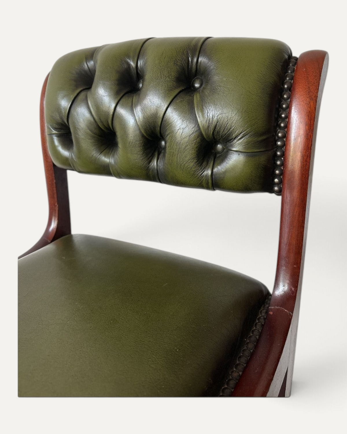Tre engelska Chesterfield barstolar i olivgrönt läder och mahogny – bild 6 – Chesterhome