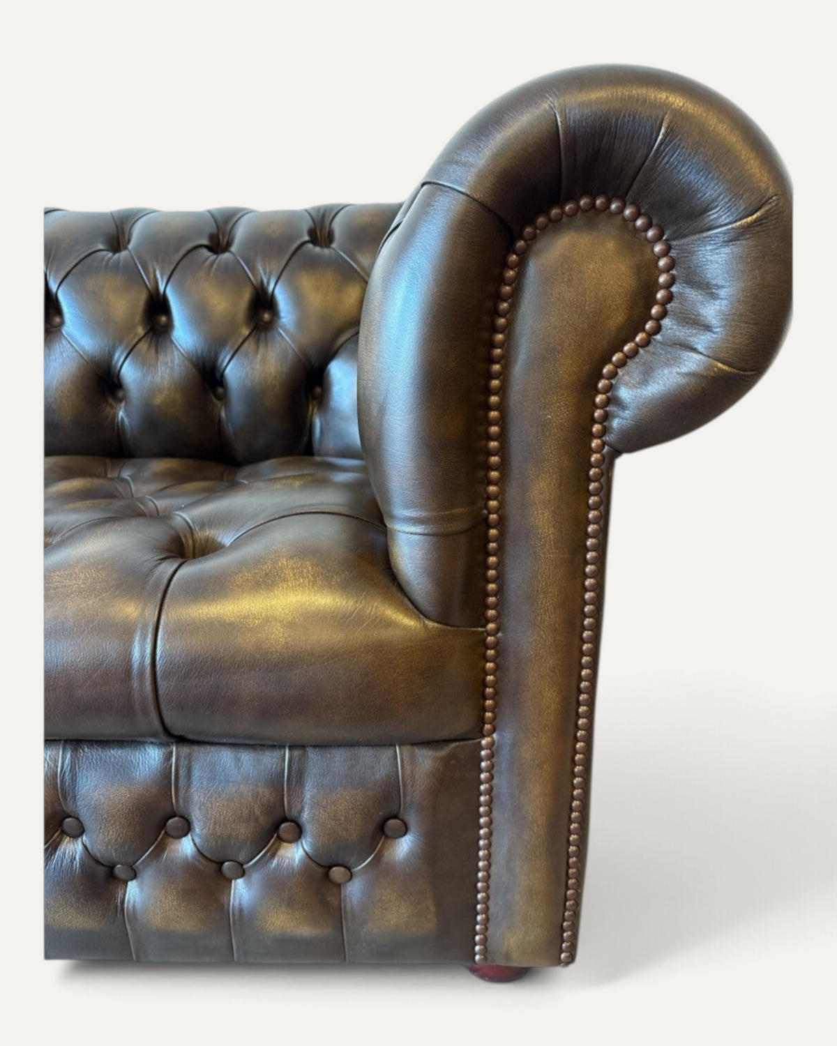 Engelsk Chesterfield 3-sits soffa i brunt och olivgrönt läder – bild 11 – Chesterhome