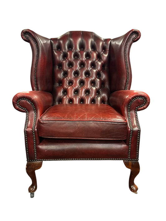 Chesterfield wingback fåtölj i oxblood läder