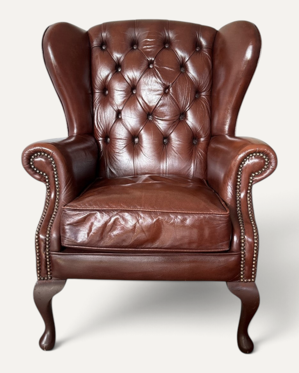Chesterfield wingback-fåtölj i brunt läder – bild 5 – Chesterhome