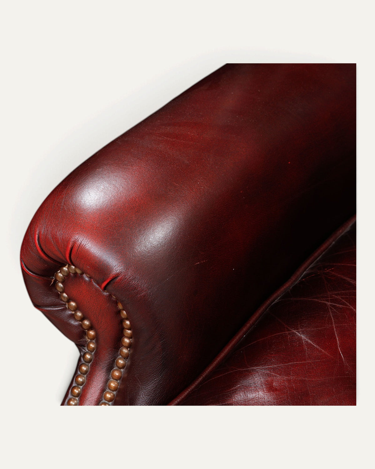 Chesterfield öronlappsfåtöljer i oxblood läder, par