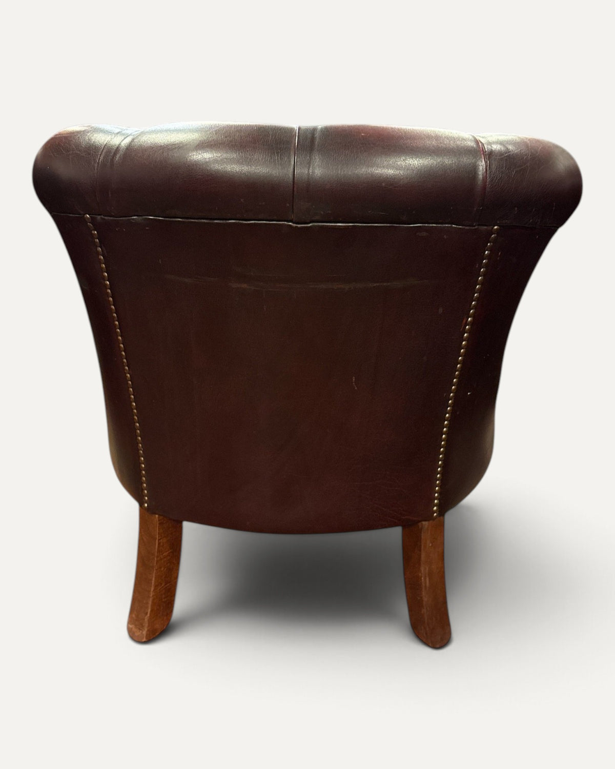 Klubbfåtölj i chesterfieldstil i oxblood läder