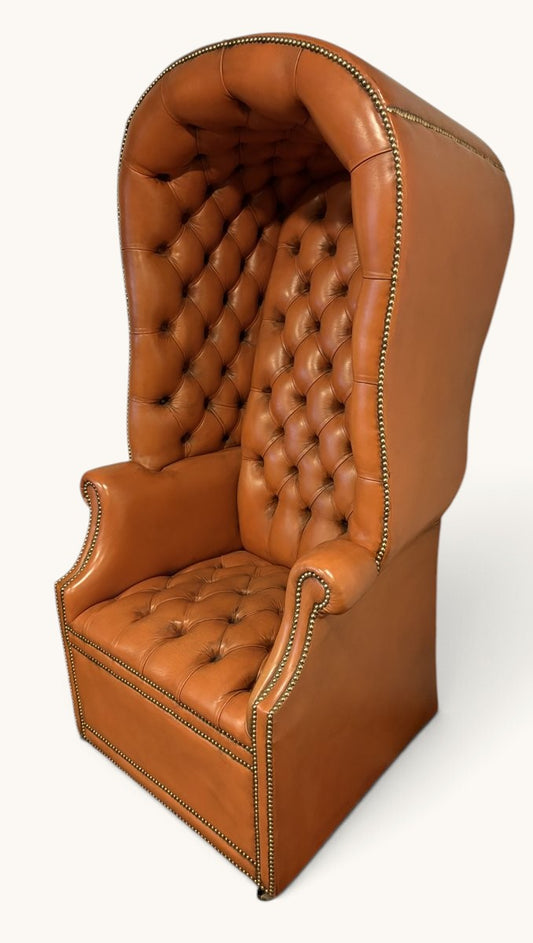 Engelsk Porter's Chair i cognacfärgat läder med huv och hjul