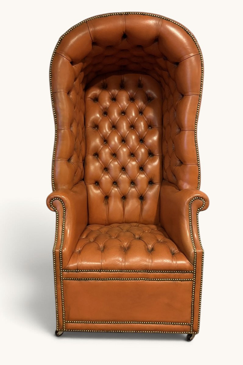 Engelsk Porter's Chair i cognacfärgat läder med huv och hjul