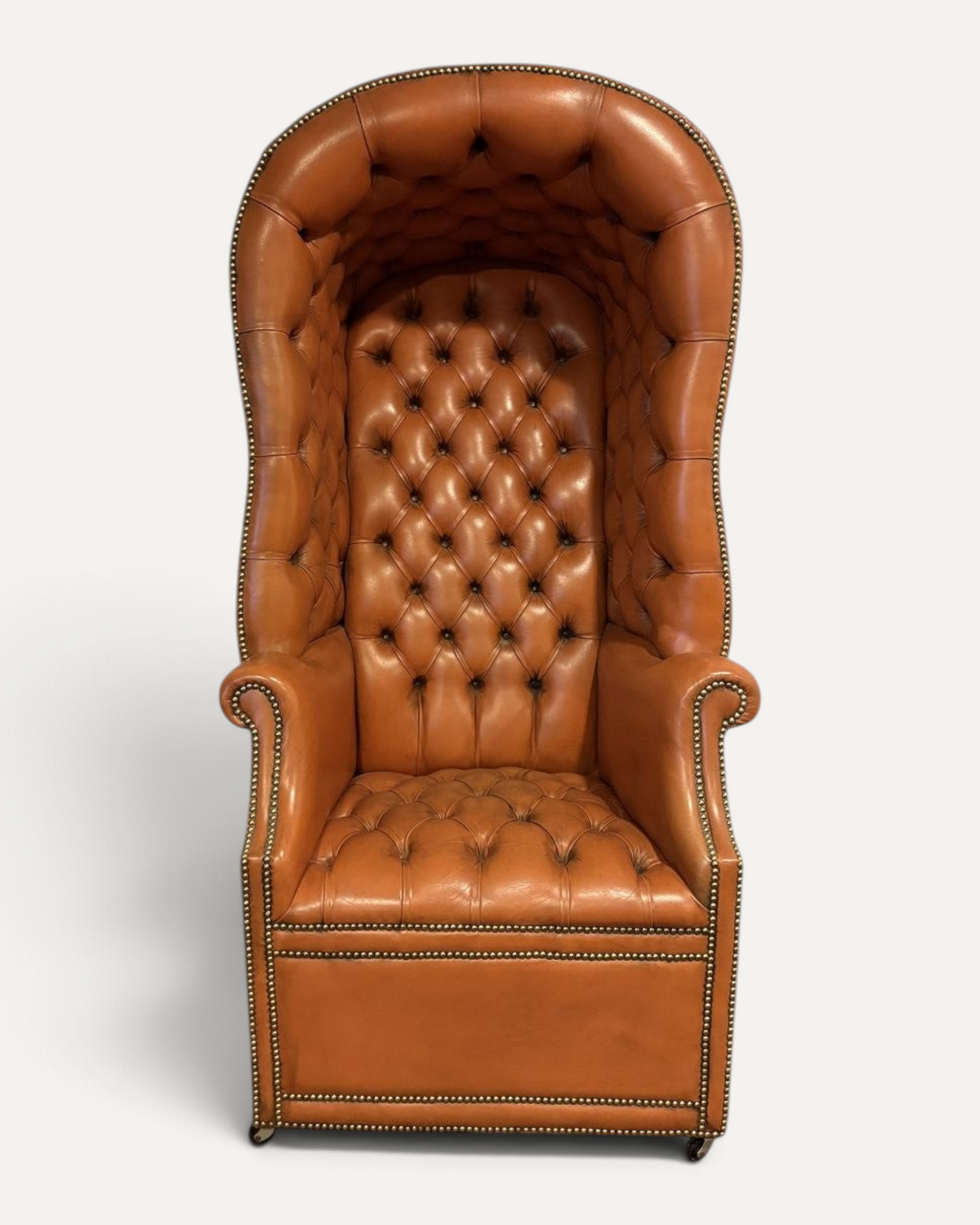 Engelsk Porter's Chair i cognacfärgat läder med huv och hjul – bild 6 – Chesterhome