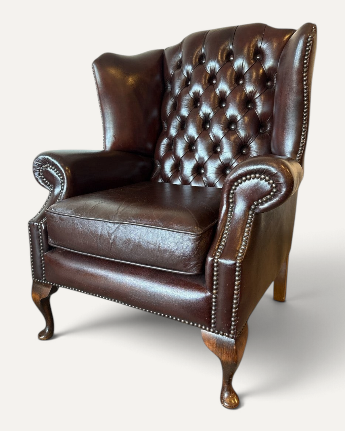Engelsk Chesterfield wingback-fåtölj i brunt läder – Chesterhome