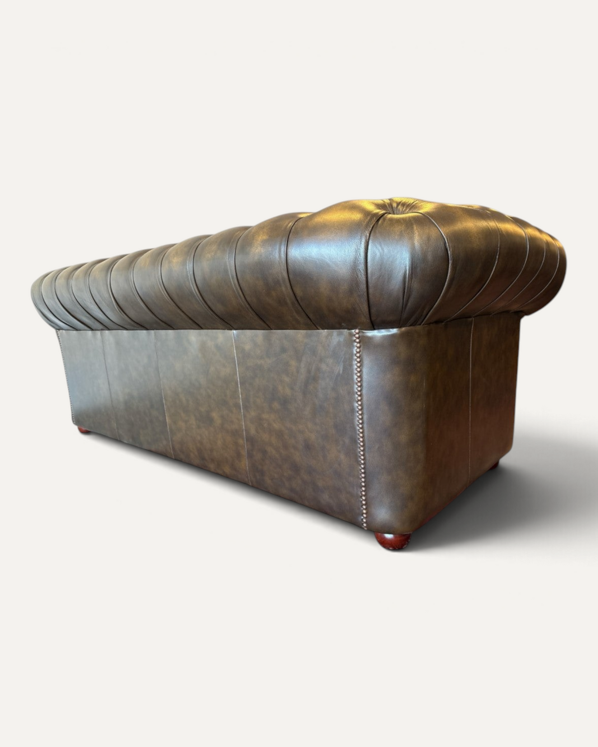 Engelsk Chesterfield 3-sits soffa i brunt och olivgrönt läder – bild 6 – Chesterhome