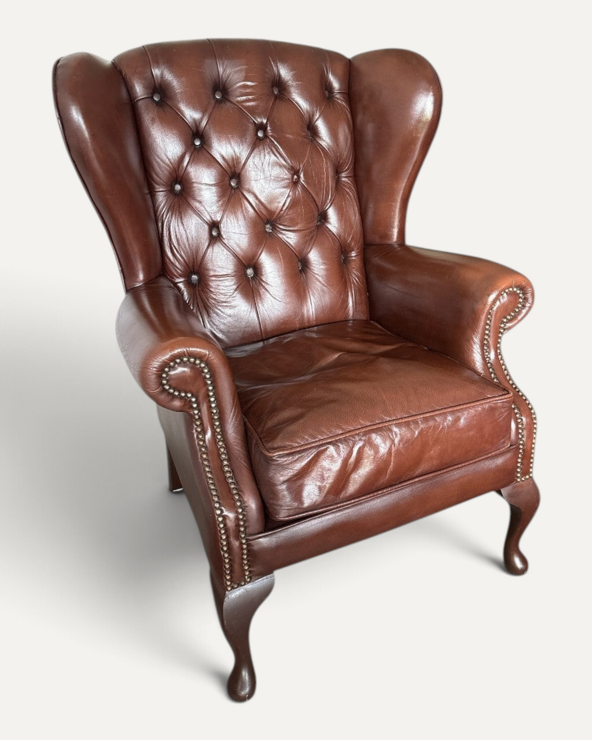 Chesterfield wingback-fåtölj i brunt läder – bild 2 – Chesterhome