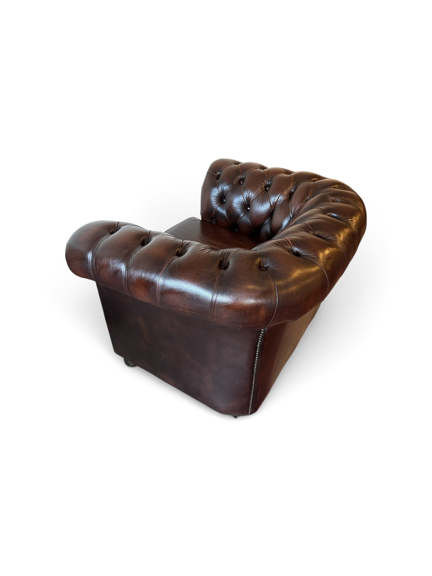 Engelsk Chesterfield soffgrupp i brunt läder — 3-sits, club chair och wingchair