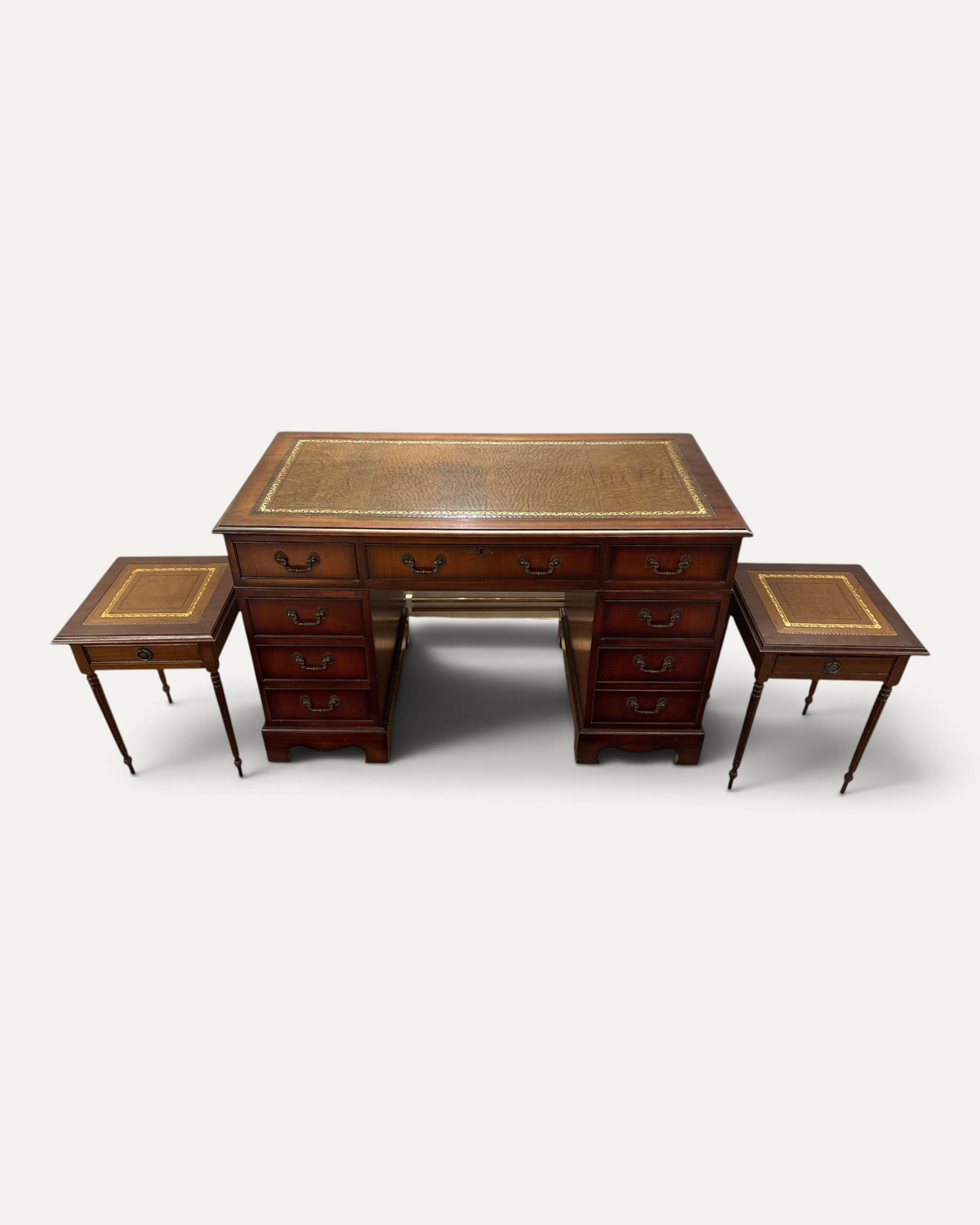 Engelskt skrivbord i mahogny med brunt läder och matchande sidobord – bild 4 – Chesterhome