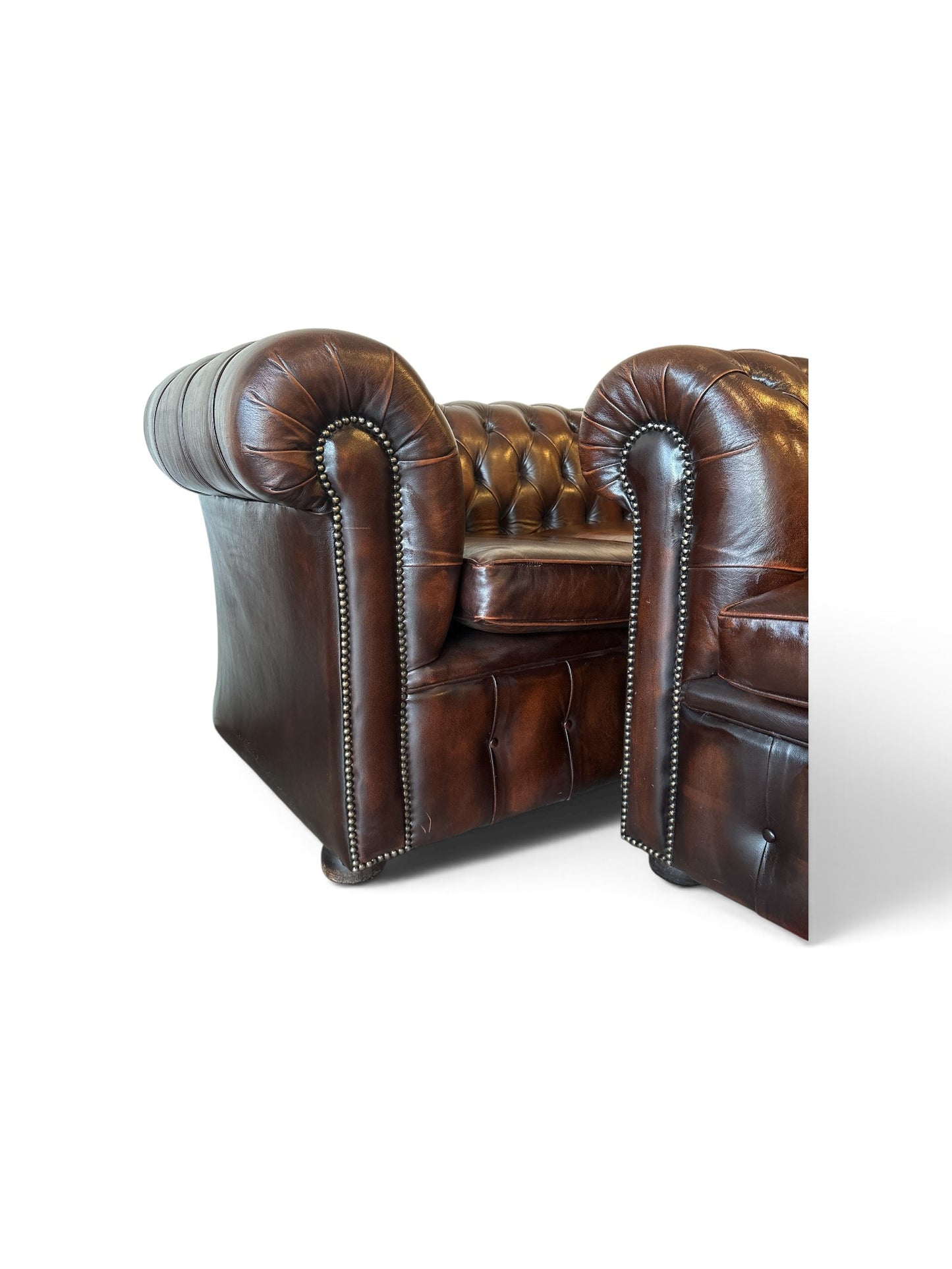 Engelsk Chesterfield soffgrupp i brunt läder — 3-sits, club chair och wingchair