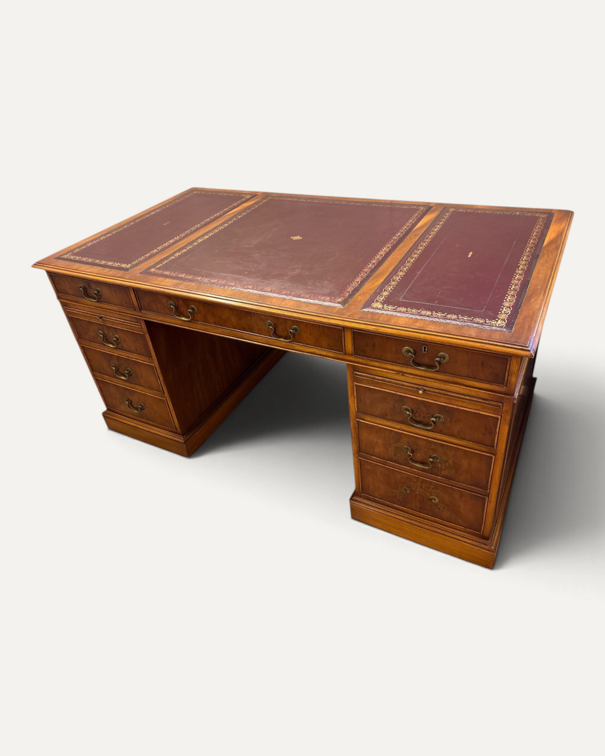 Twin pedestal-skrivbord med röd läderskiva – bild 2 – Chesterhome