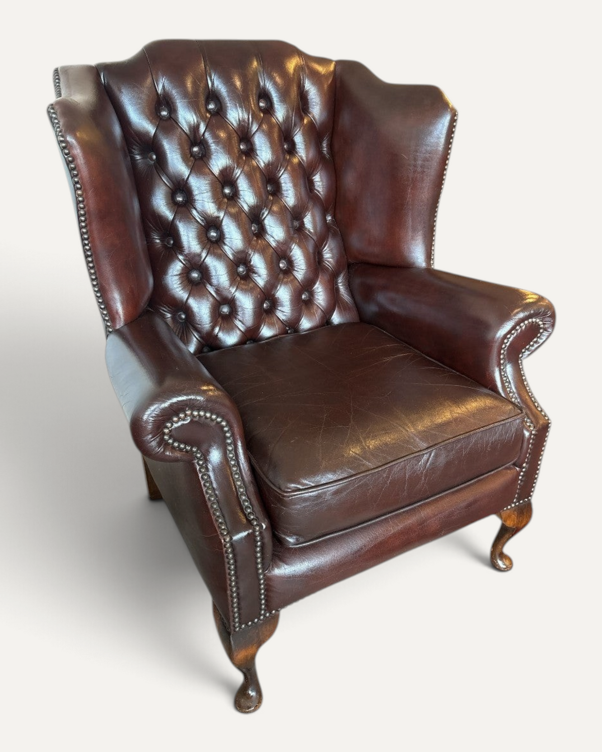 Engelsk Chesterfield wingback-fåtölj i brunt läder – bild 3 – Chesterhome