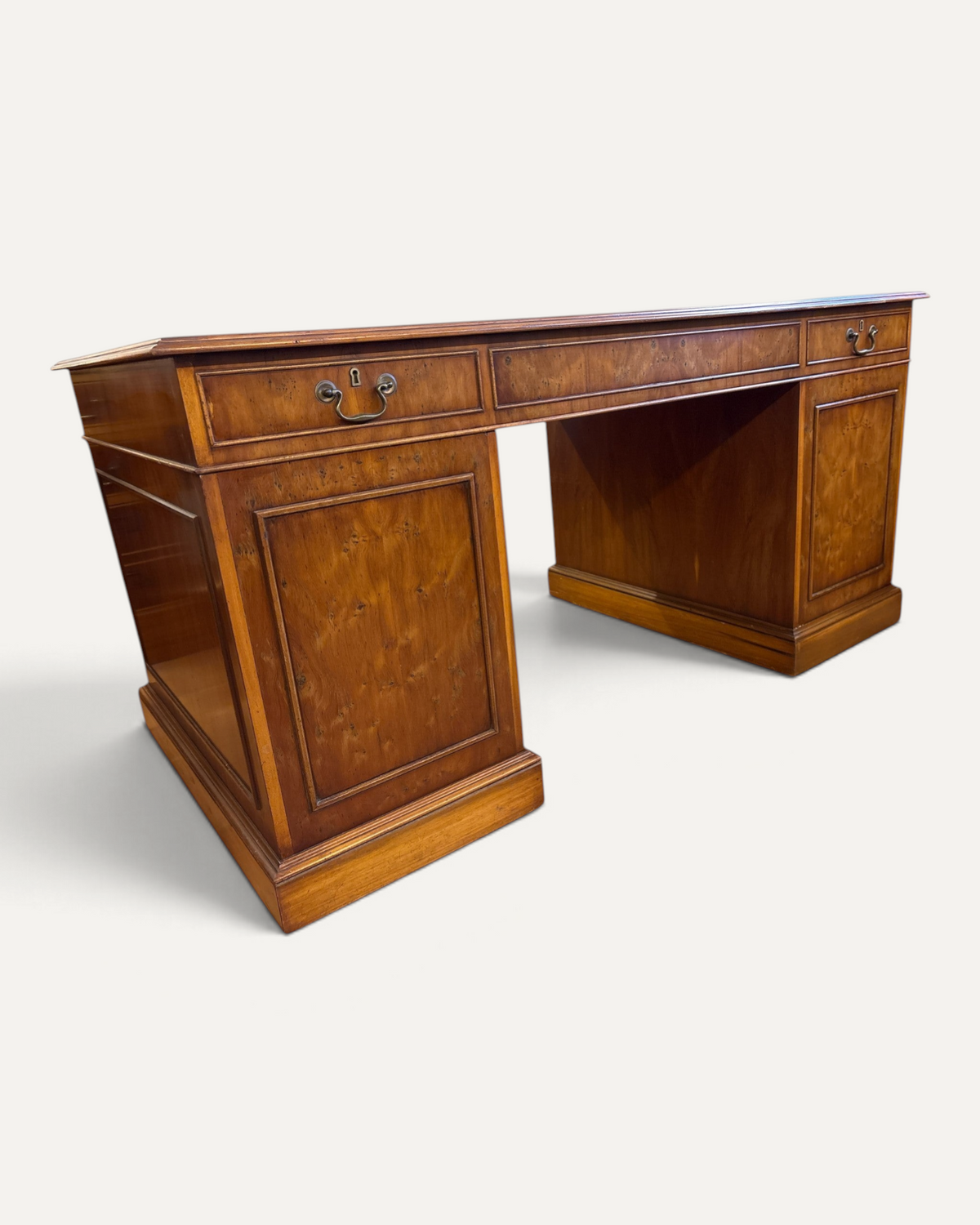 Twin pedestal-skrivbord med röd läderskiva – bild 8 – Chesterhome