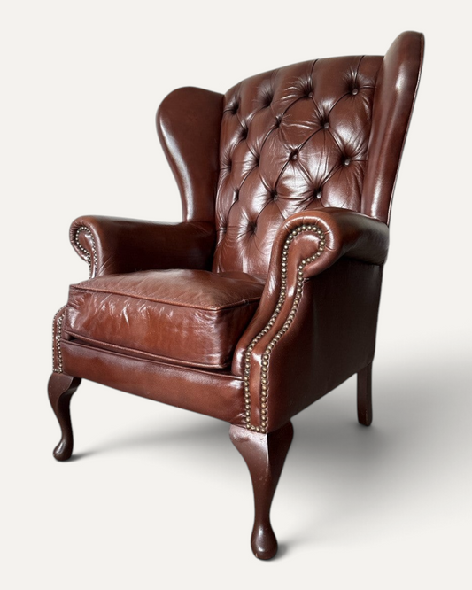 Chesterfield wingback-fåtölj i brunt läder – Chesterhome