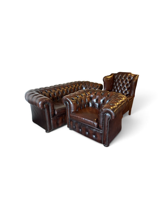 Engelsk Chesterfield soffgrupp i brunt läder — 3-sits, club chair och wingchair