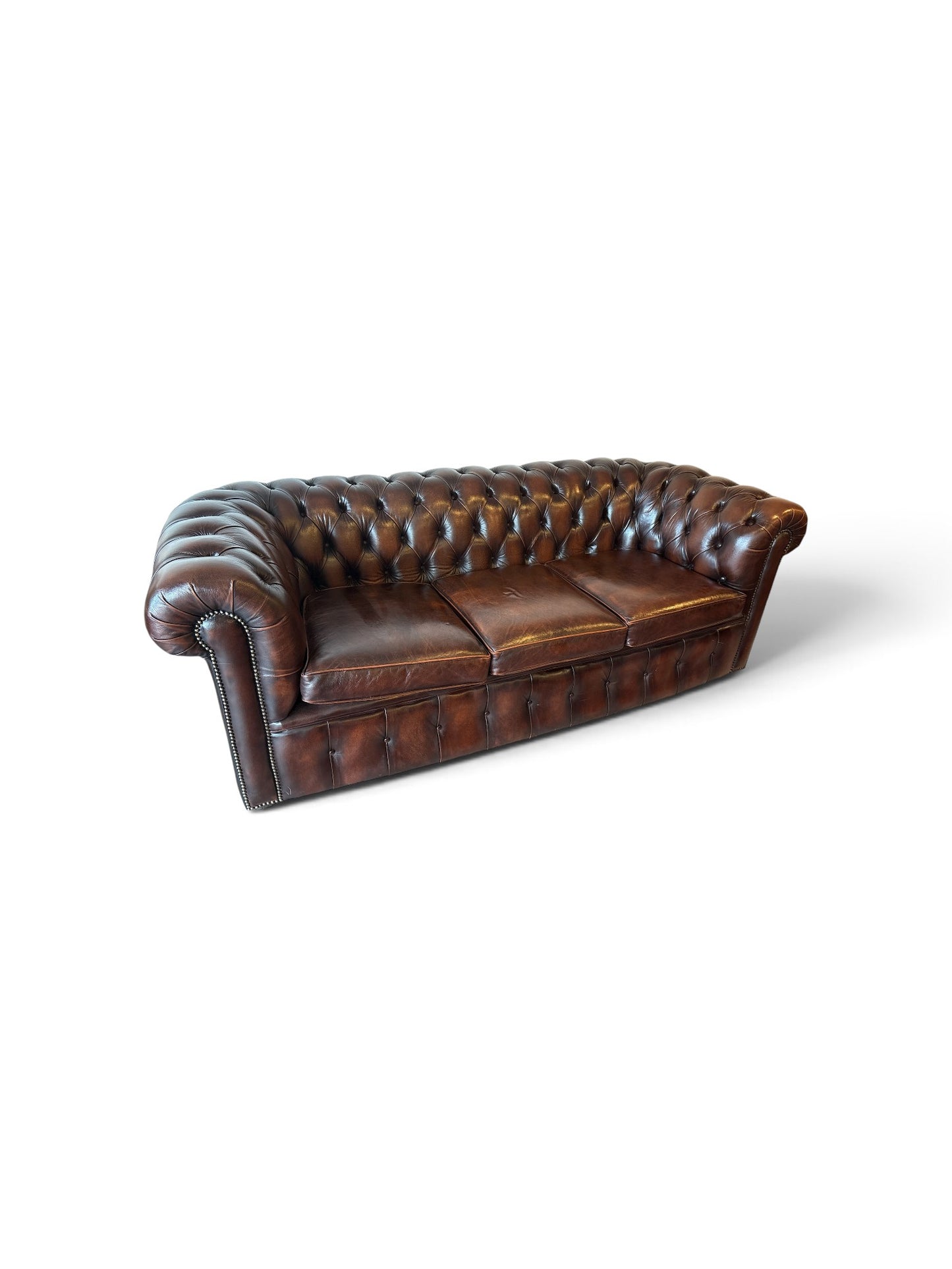 Engelsk Chesterfield soffgrupp i brunt läder — 3-sits, club chair och wingchair