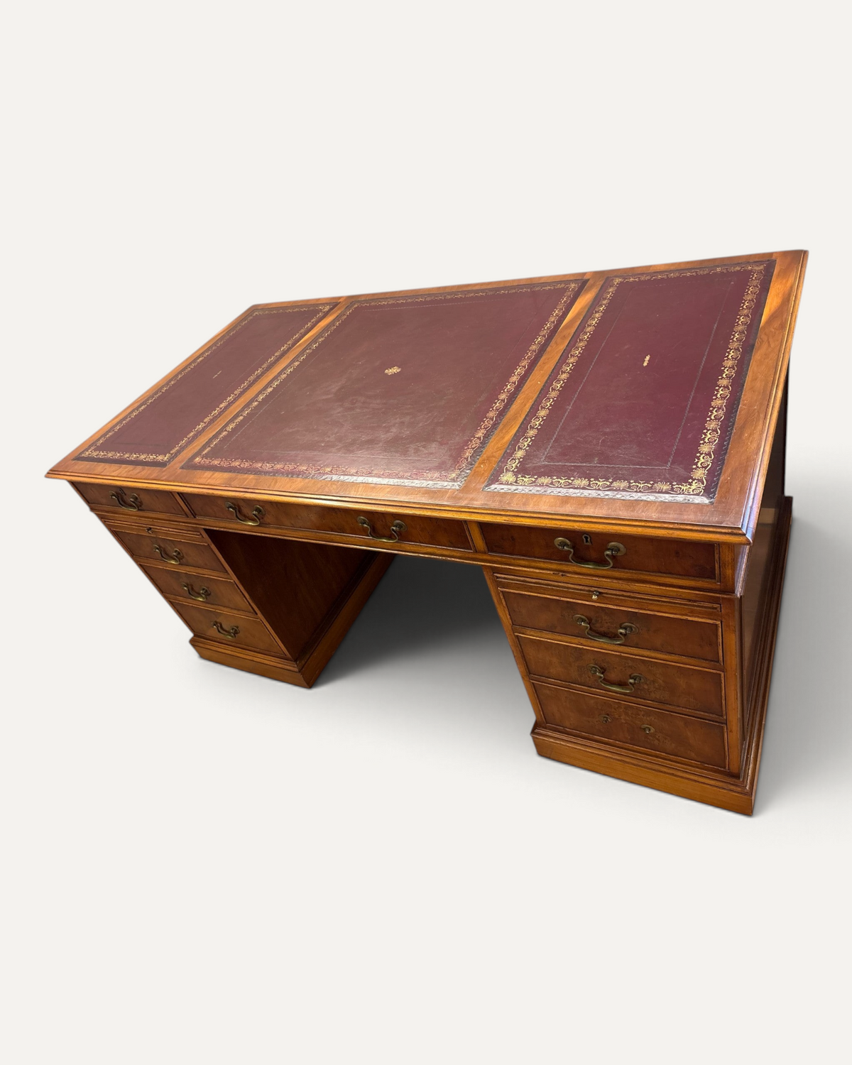Twin pedestal-skrivbord med röd läderskiva – bild 6 – Chesterhome