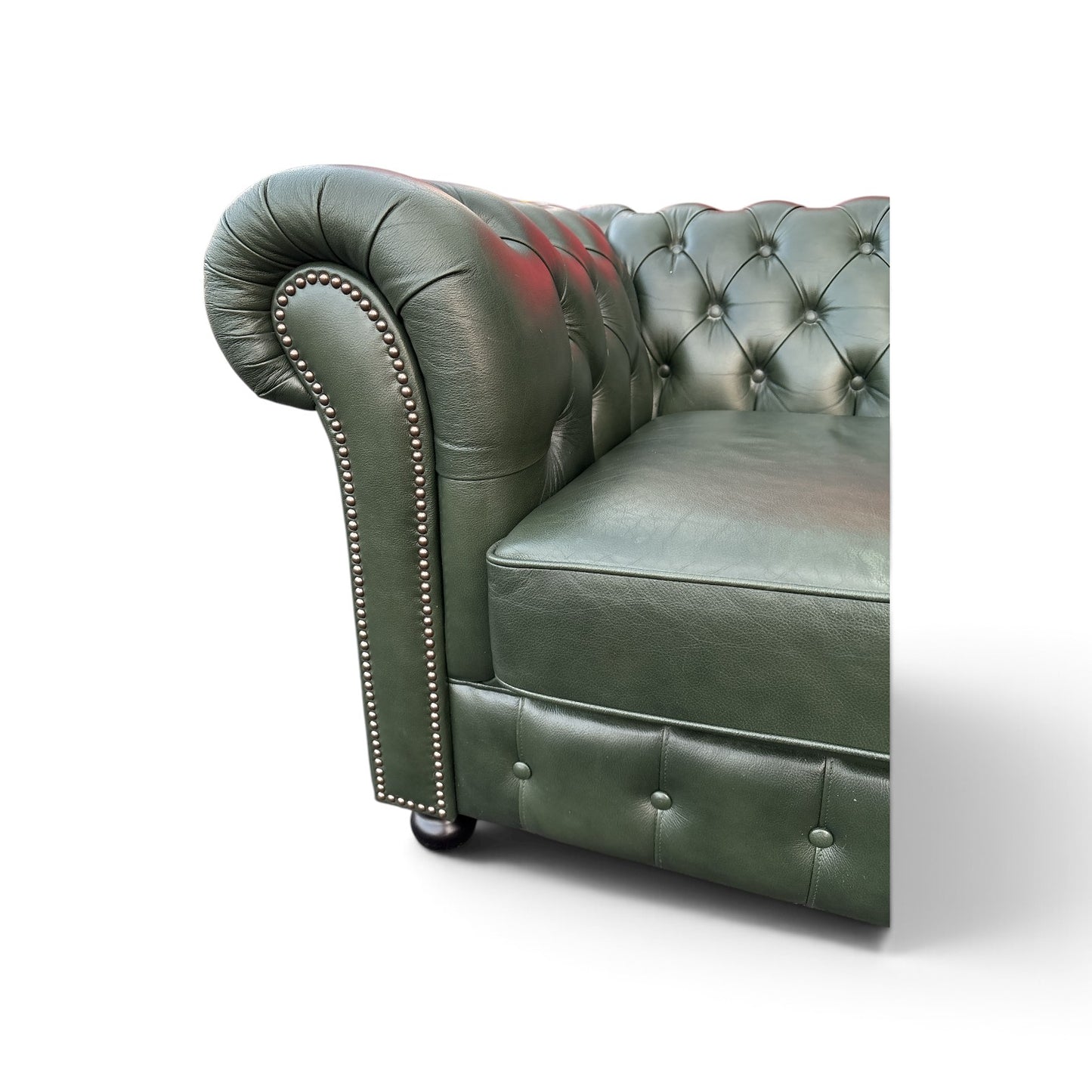 Engelska Chesterfield 3-sits soffor i mörkgrönt läder, 2 stycken