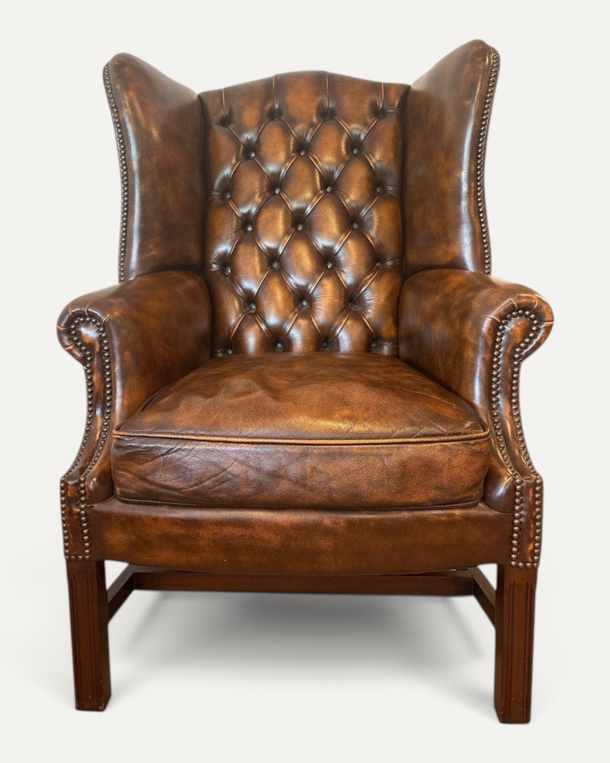 Engelsk Chesterfield wingback-fåtölj med fotpall i cognacfärgat läder – bild 3 – Chesterhome