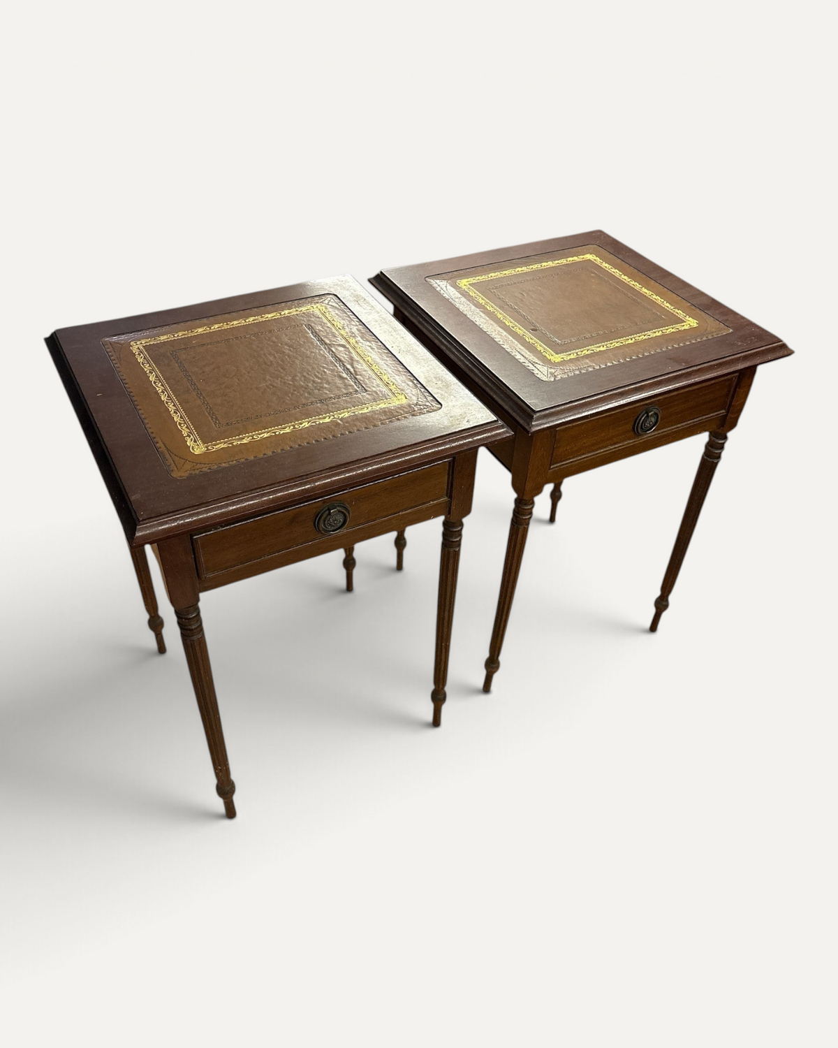 Engelskt skrivbord i mahogny med brunt läder och matchande sidobord – bild 3 – Chesterhome