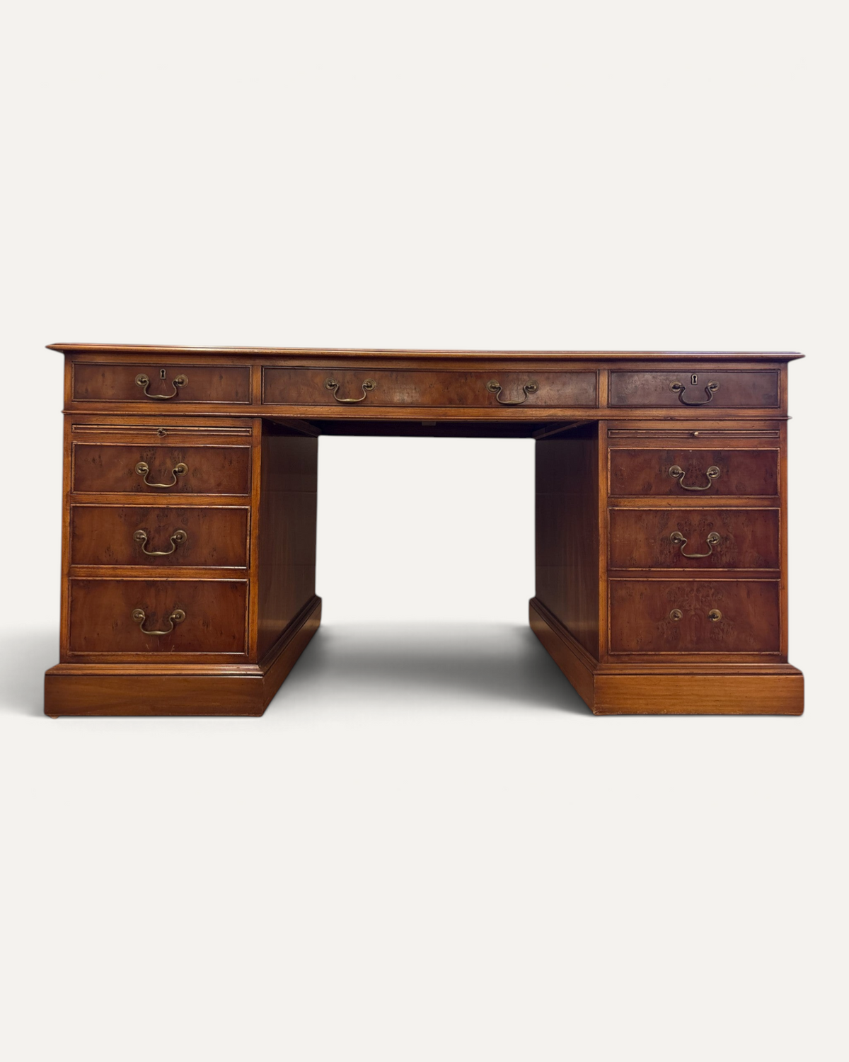 Twin pedestal-skrivbord med röd läderskiva – bild 7 – Chesterhome