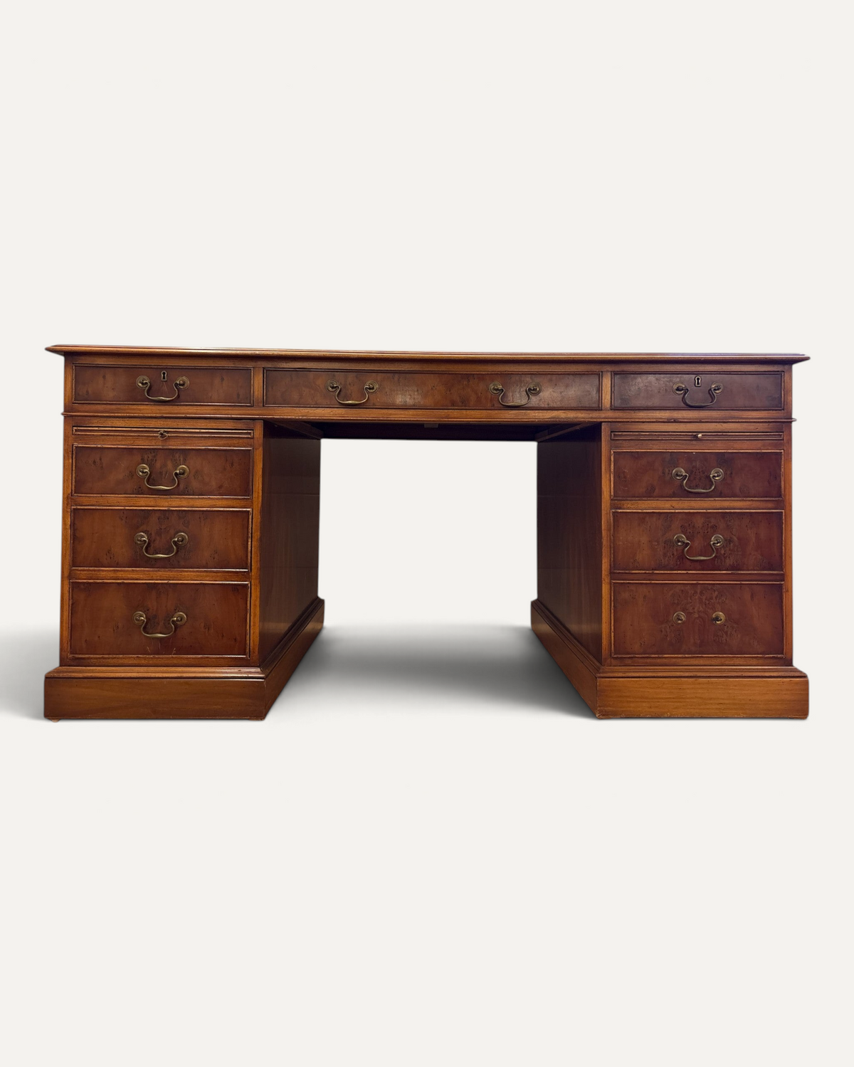 Twin pedestal-skrivbord med röd läderskiva – bild 7 – Chesterhome