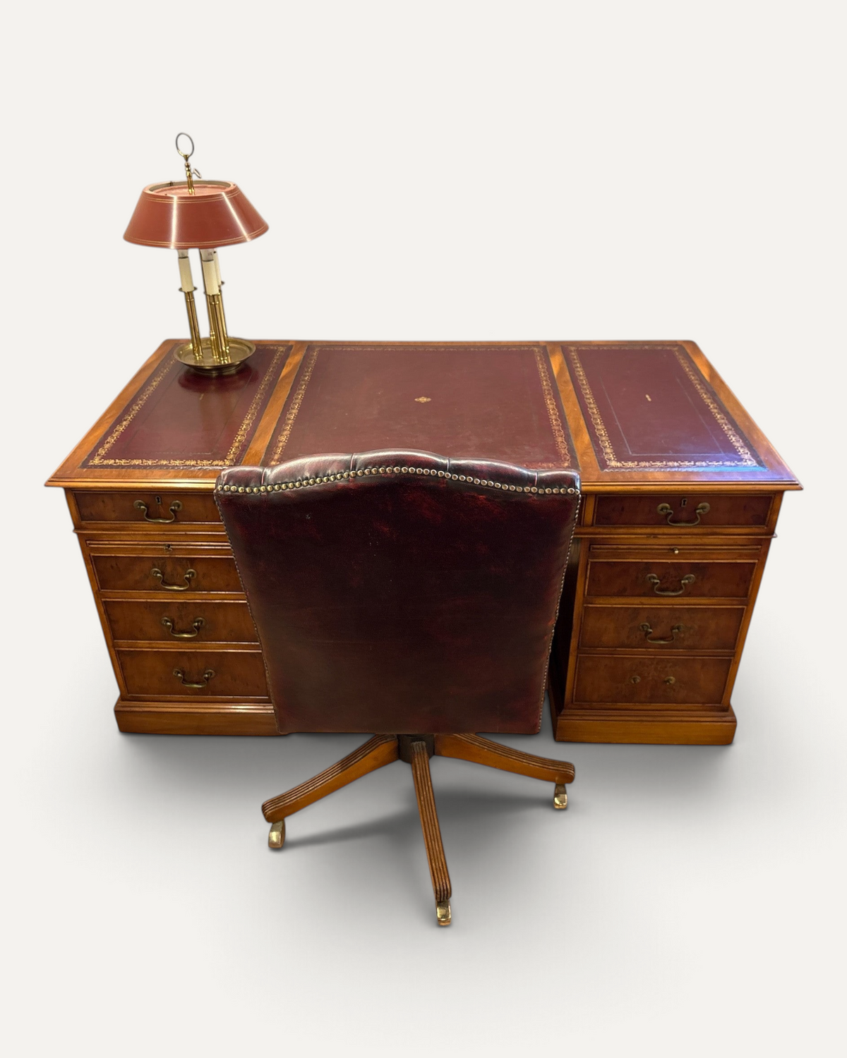 Kontorsset med twin pedestal-skrivbord, snurrstol och bordslampa – bild 2 – Chesterhome
