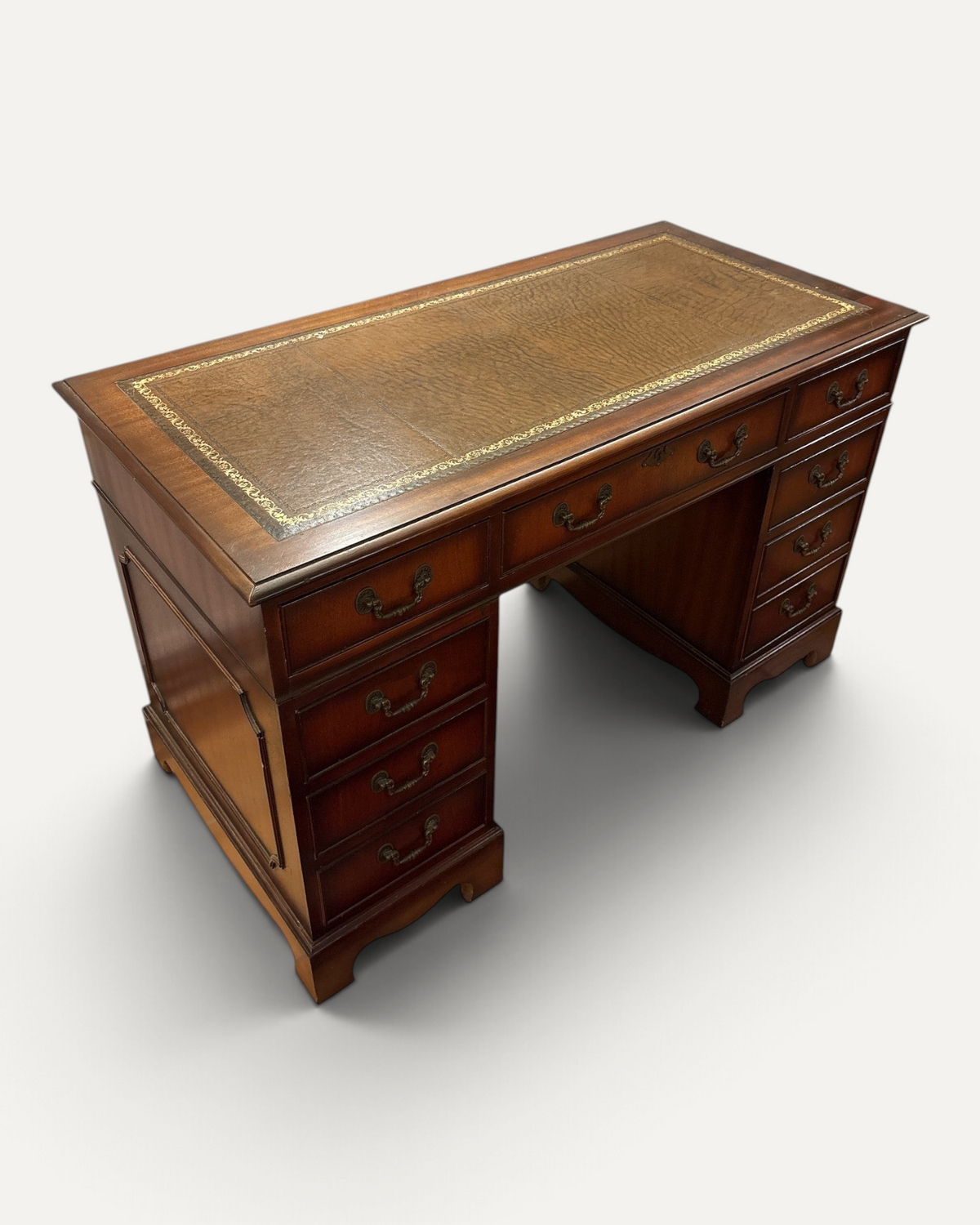Engelskt skrivbord i mahogny med brunt läder och matchande sidobord – bild 2 – Chesterhome