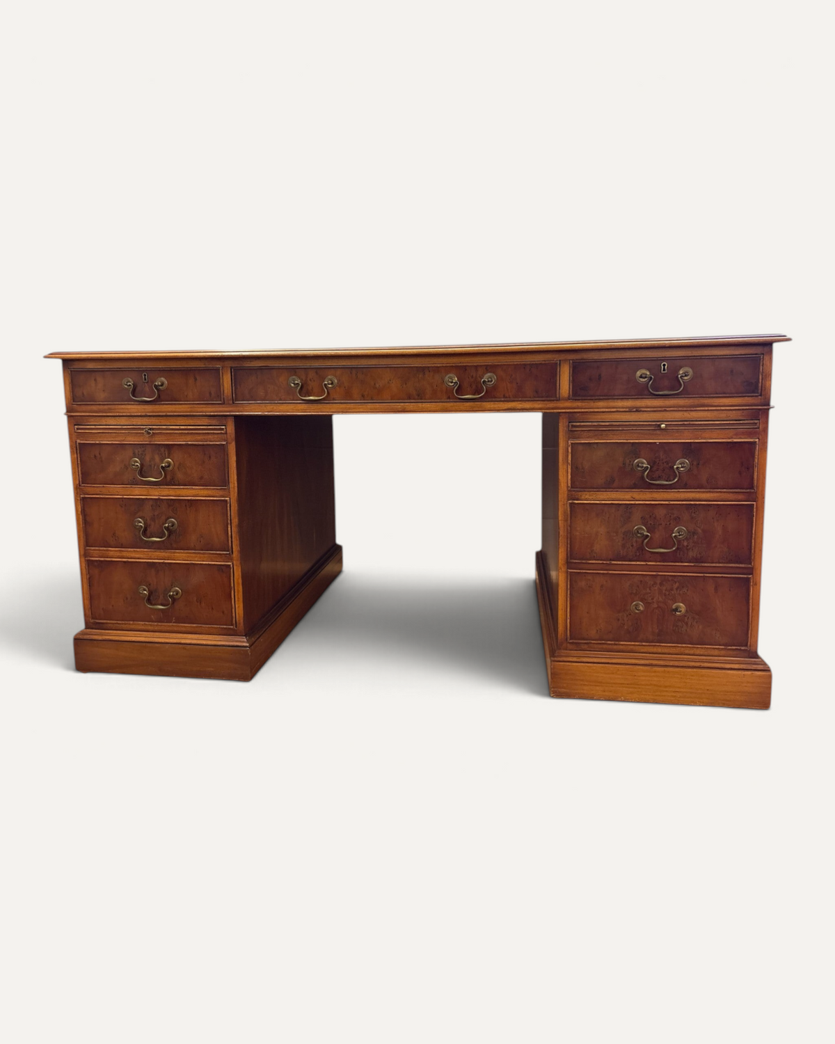 Twin pedestal-skrivbord med röd läderskiva – bild 4 – Chesterhome