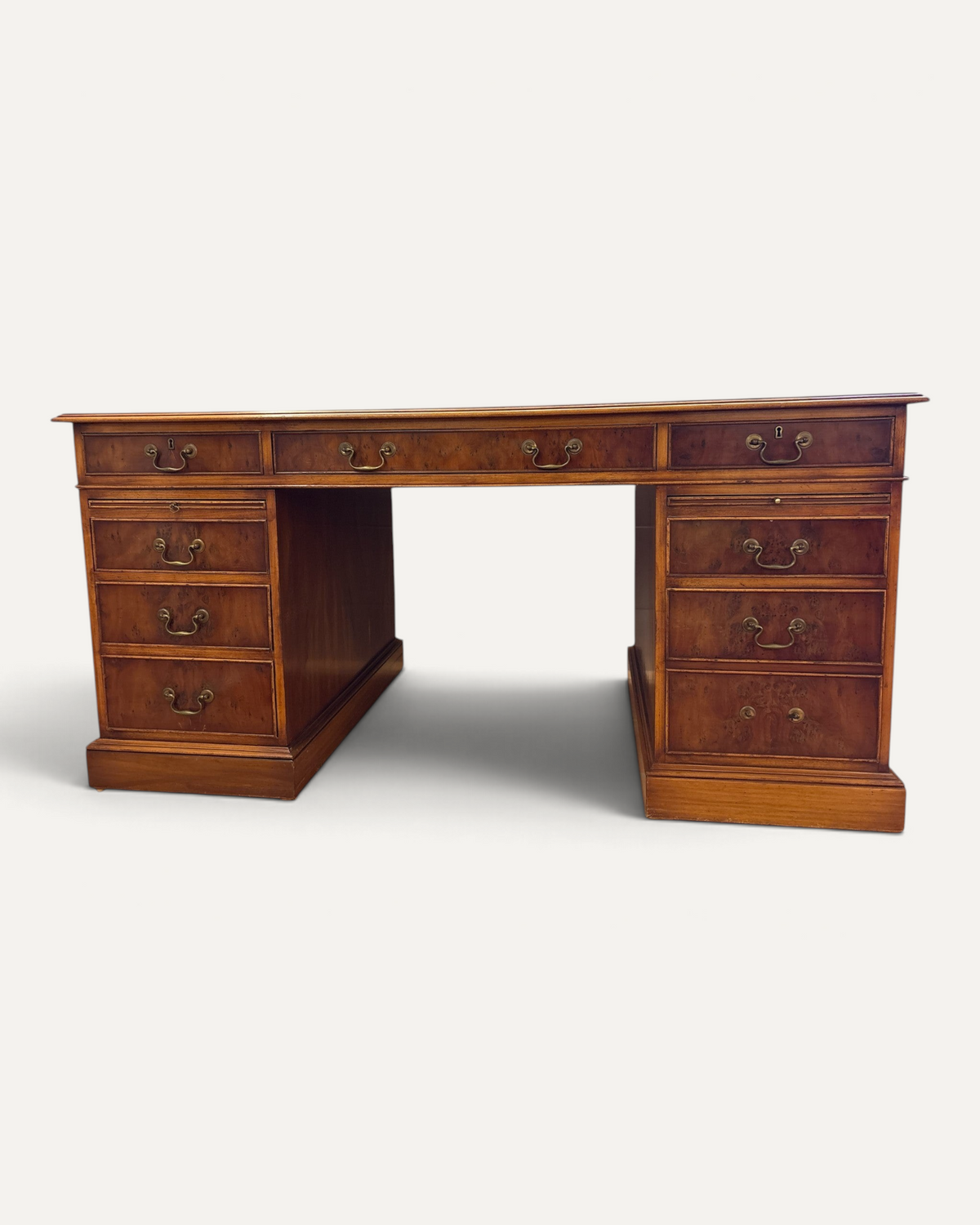 Twin pedestal-skrivbord med röd läderskiva – bild 4 – Chesterhome