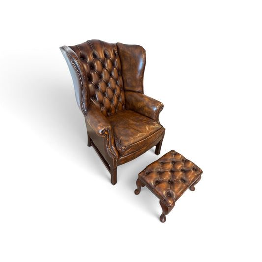Engelsk Chesterfield Wingback fåtölj med matchande fotpall i cognacfärgat läder