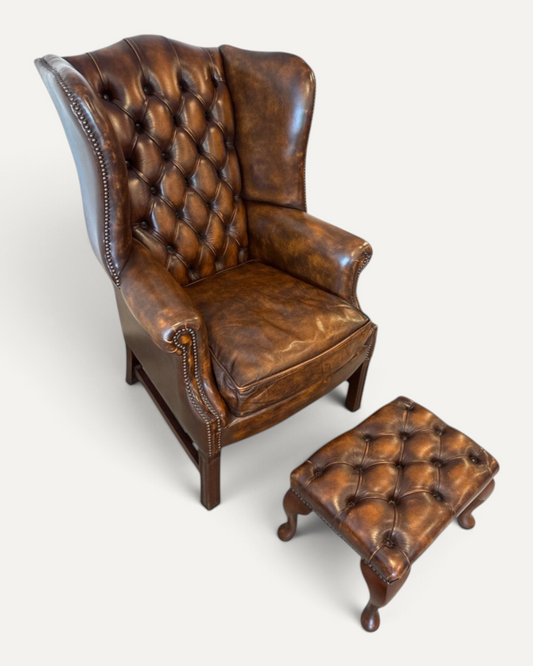 Engelsk Chesterfield wingback-fåtölj med fotpall i cognacfärgat läder – bild 2 – Chesterhome