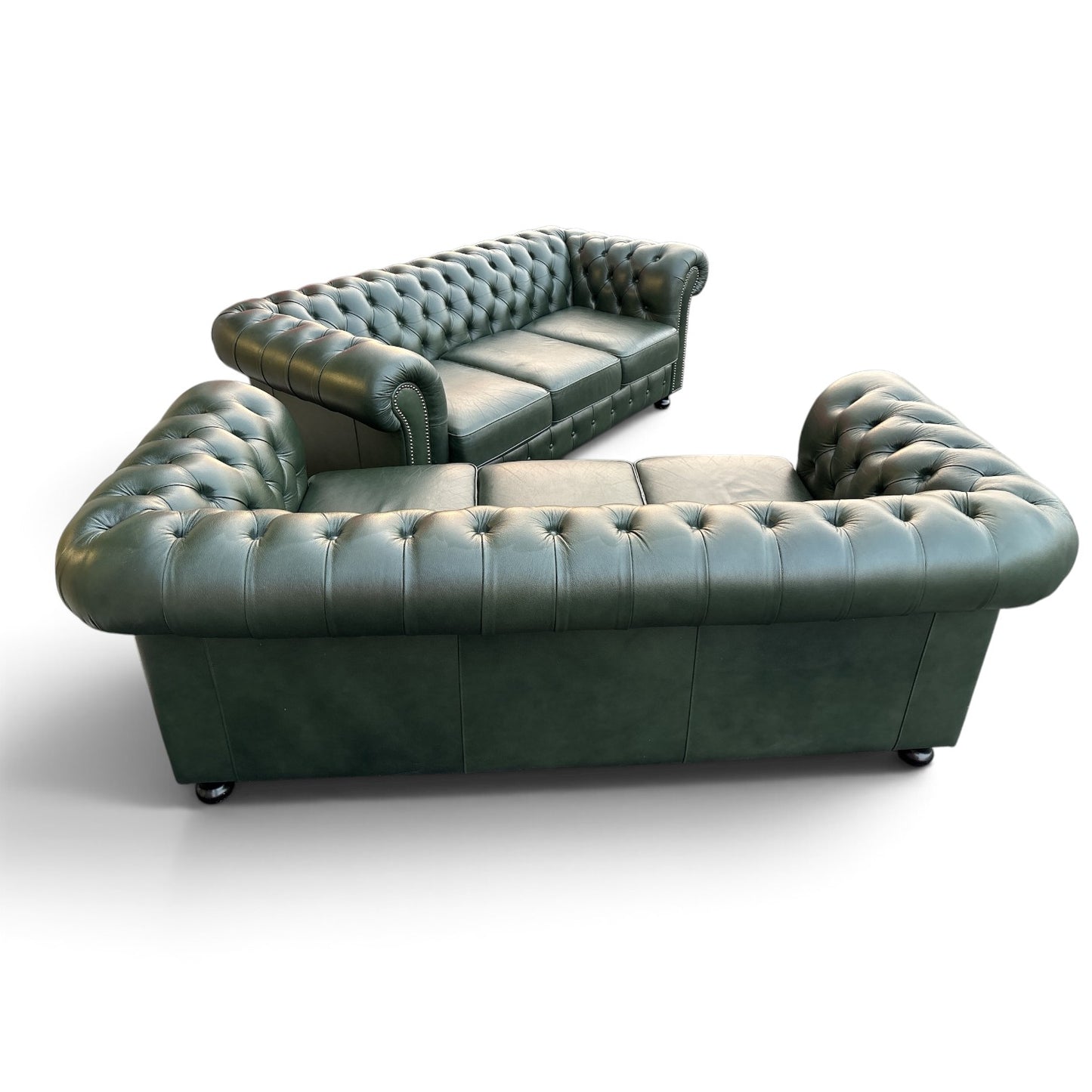 Engelska Chesterfield 3-sits soffor i mörkgrönt läder, 2 stycken