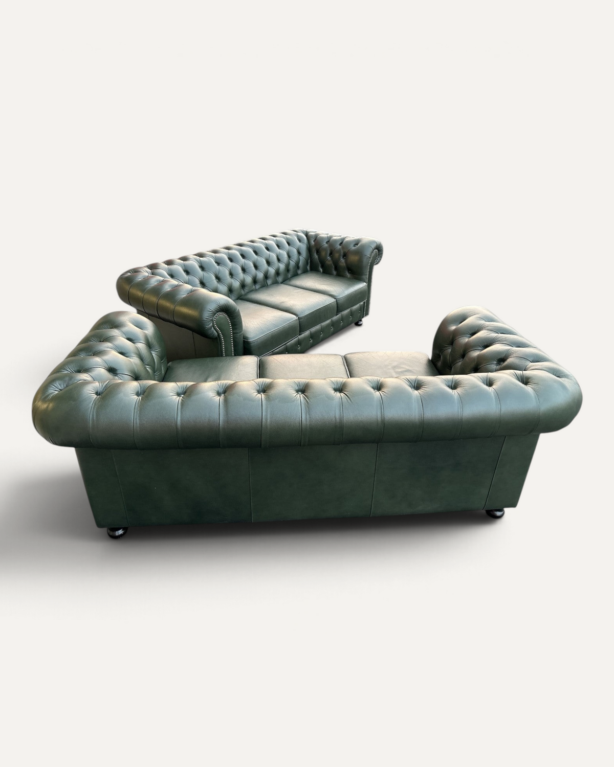 Två engelska Chesterfield 3-sitssoffor i mörkgrönt läder – bild 4 – Chesterhome