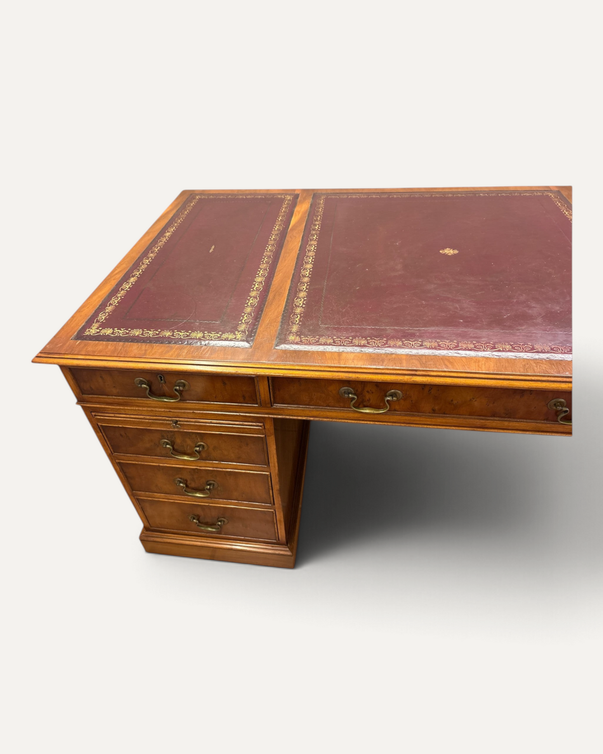 Twin pedestal-skrivbord med röd läderskiva – bild 3 – Chesterhome