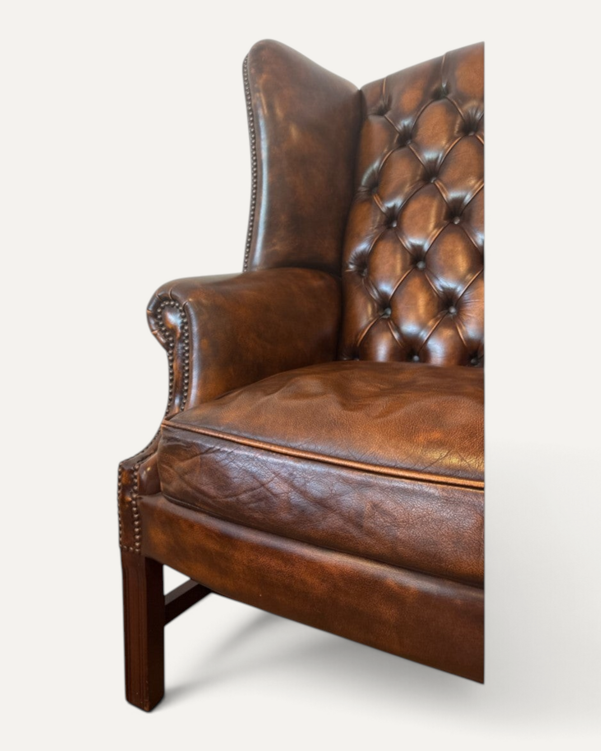 Engelsk Chesterfield wingback-fåtölj med fotpall i cognacfärgat läder – bild 6 – Chesterhome