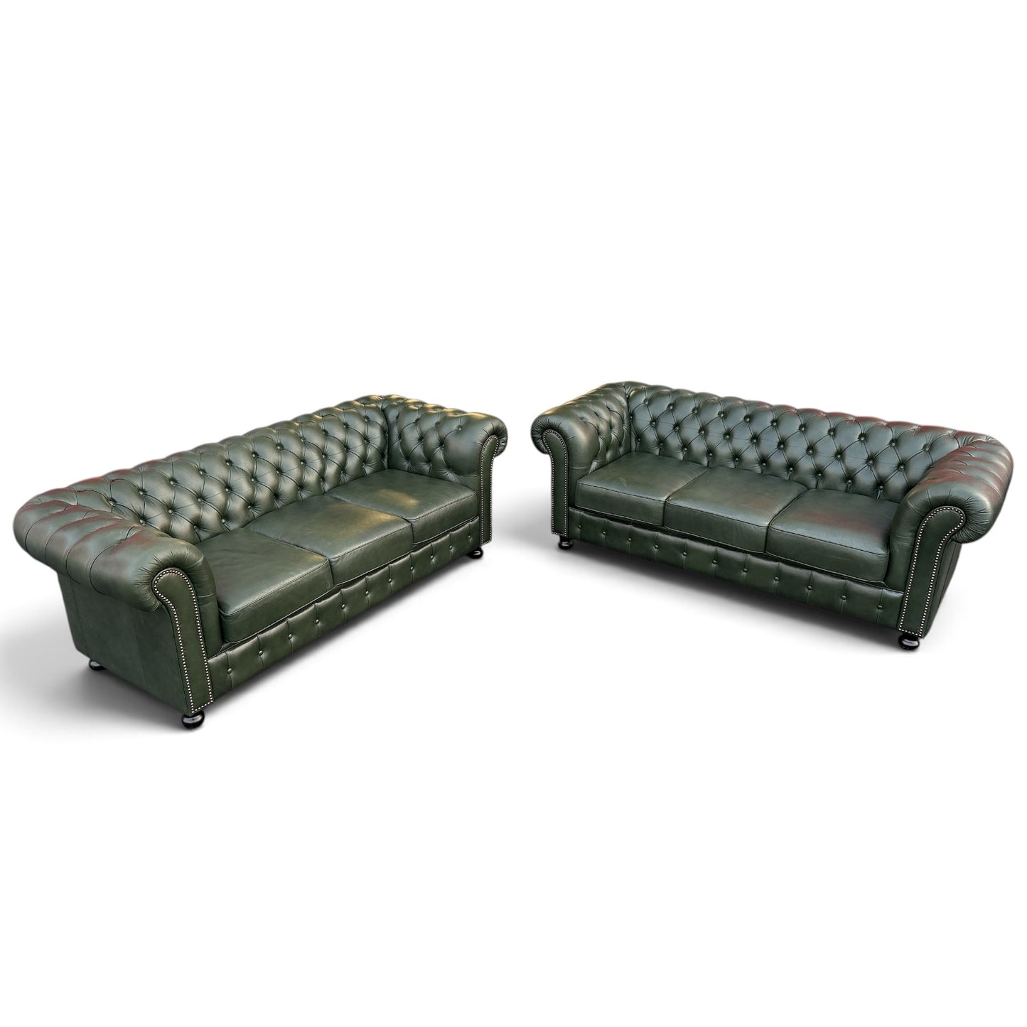 Engelska Chesterfield 3-sits soffor i mörkgrönt läder, 2 stycken