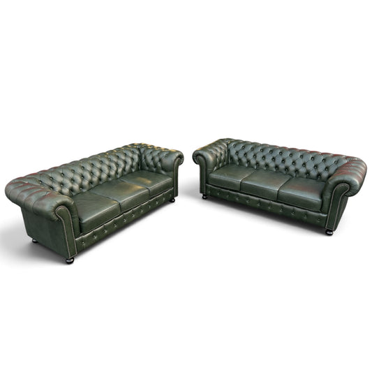 Engelska Chesterfield 3-sits soffor i mörkgrönt läder, 2 stycken