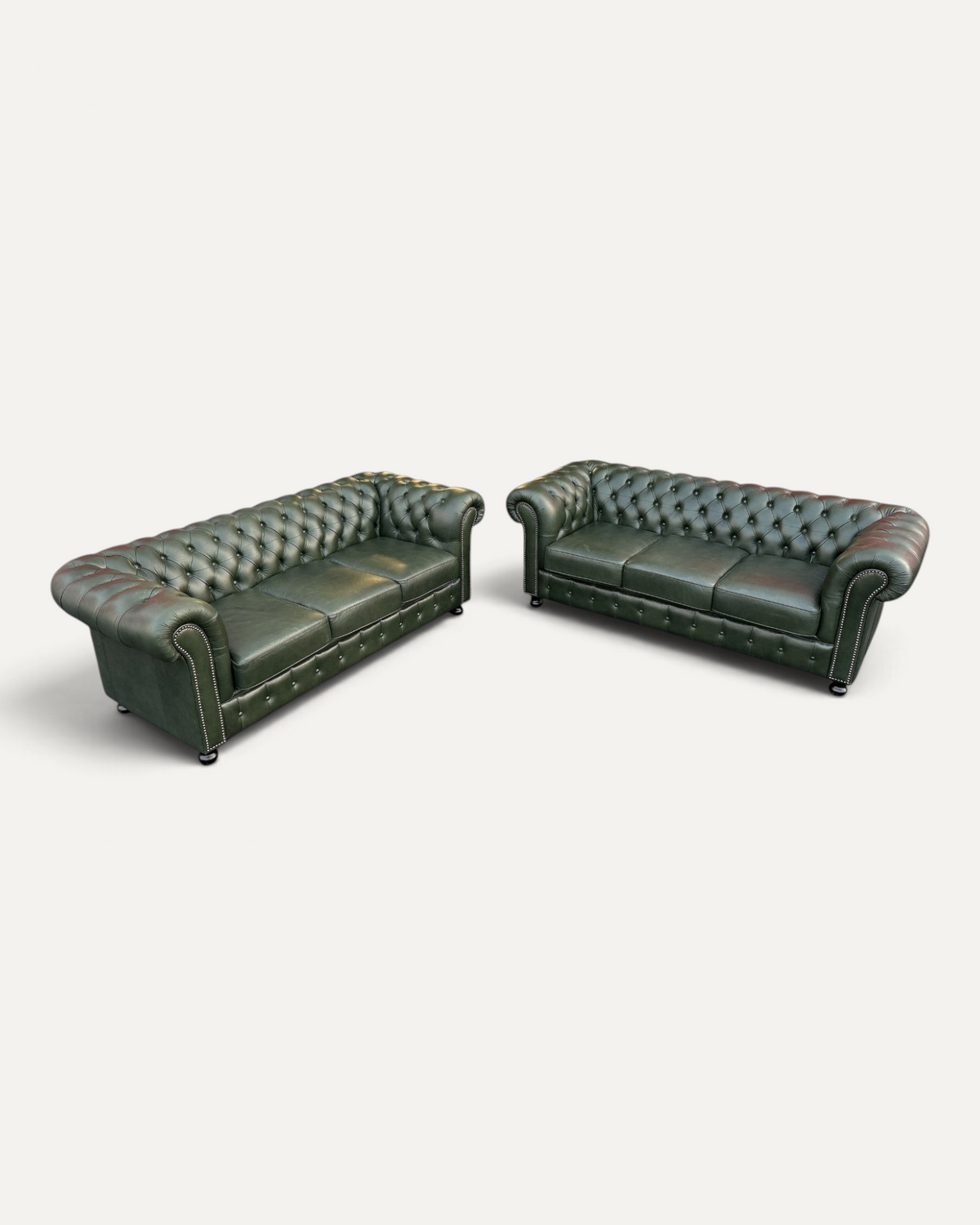 Två engelska Chesterfield 3-sitssoffor i mörkgrönt läder – bild 2 – Chesterhome