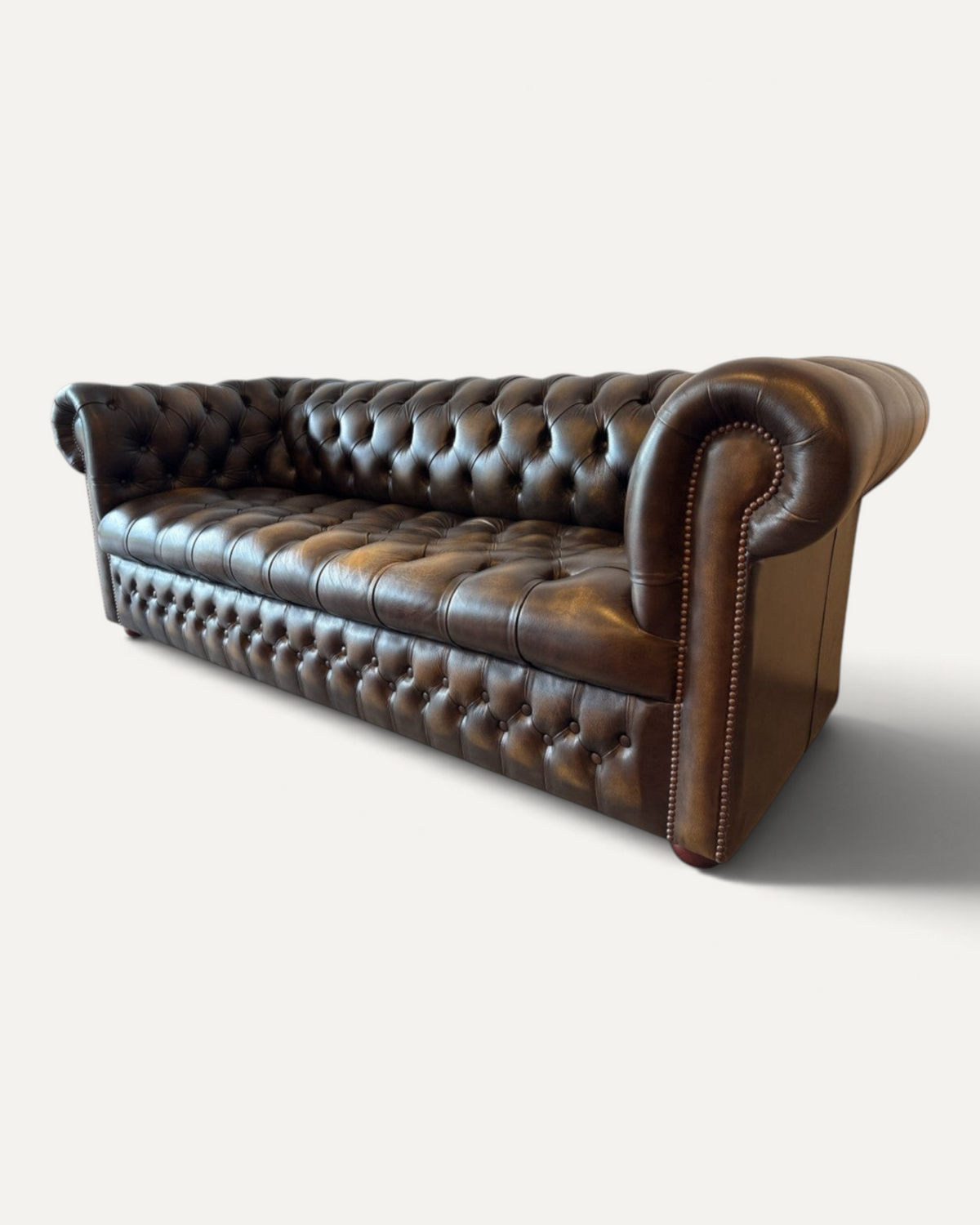 Engelsk Chesterfield 3-sits soffa i brunt och olivgrönt läder – bild 8 – Chesterhome