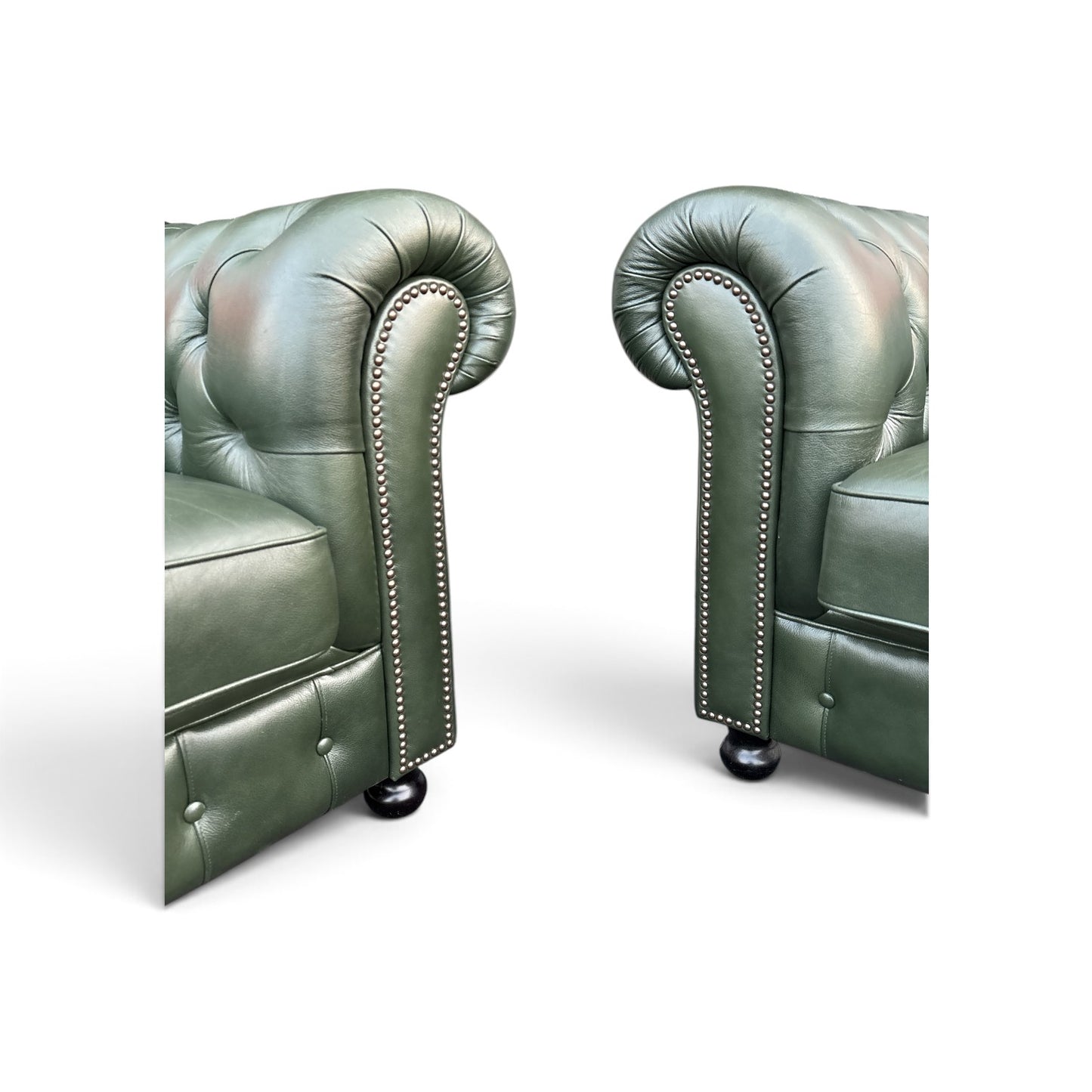 Engelska Chesterfield 3-sits soffor i mörkgrönt läder, 2 stycken