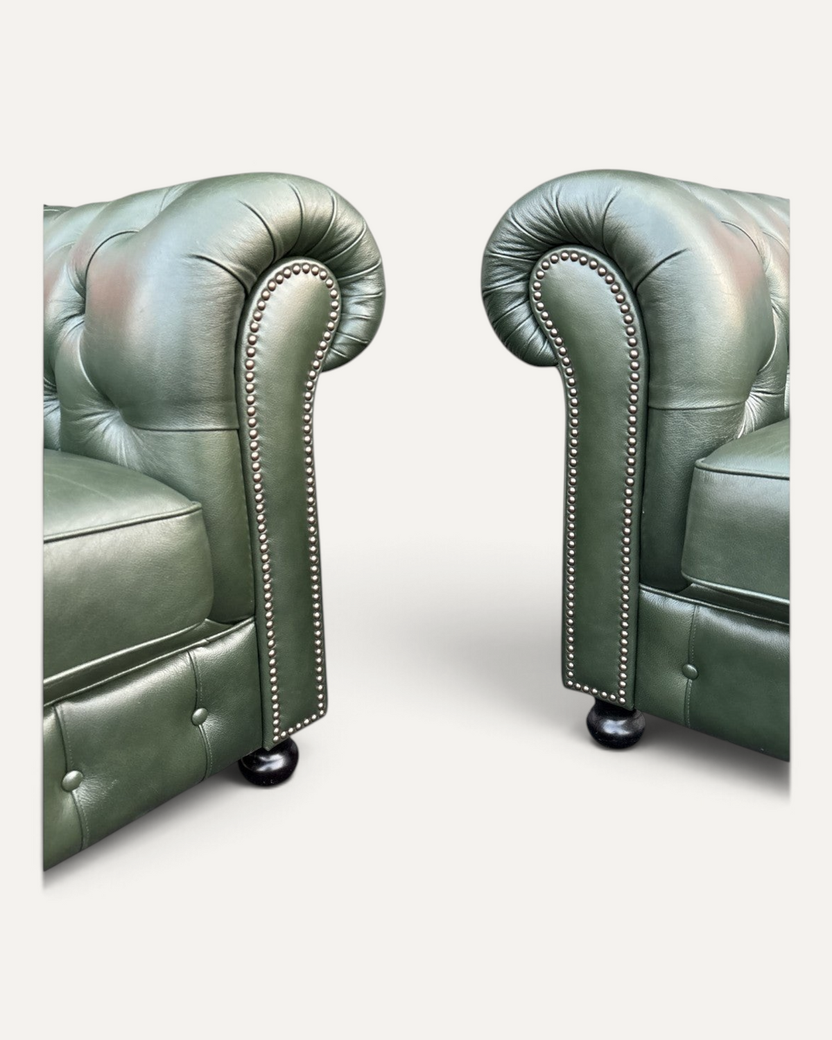 Två engelska Chesterfield 3-sitssoffor i mörkgrönt läder – bild 6 – Chesterhome