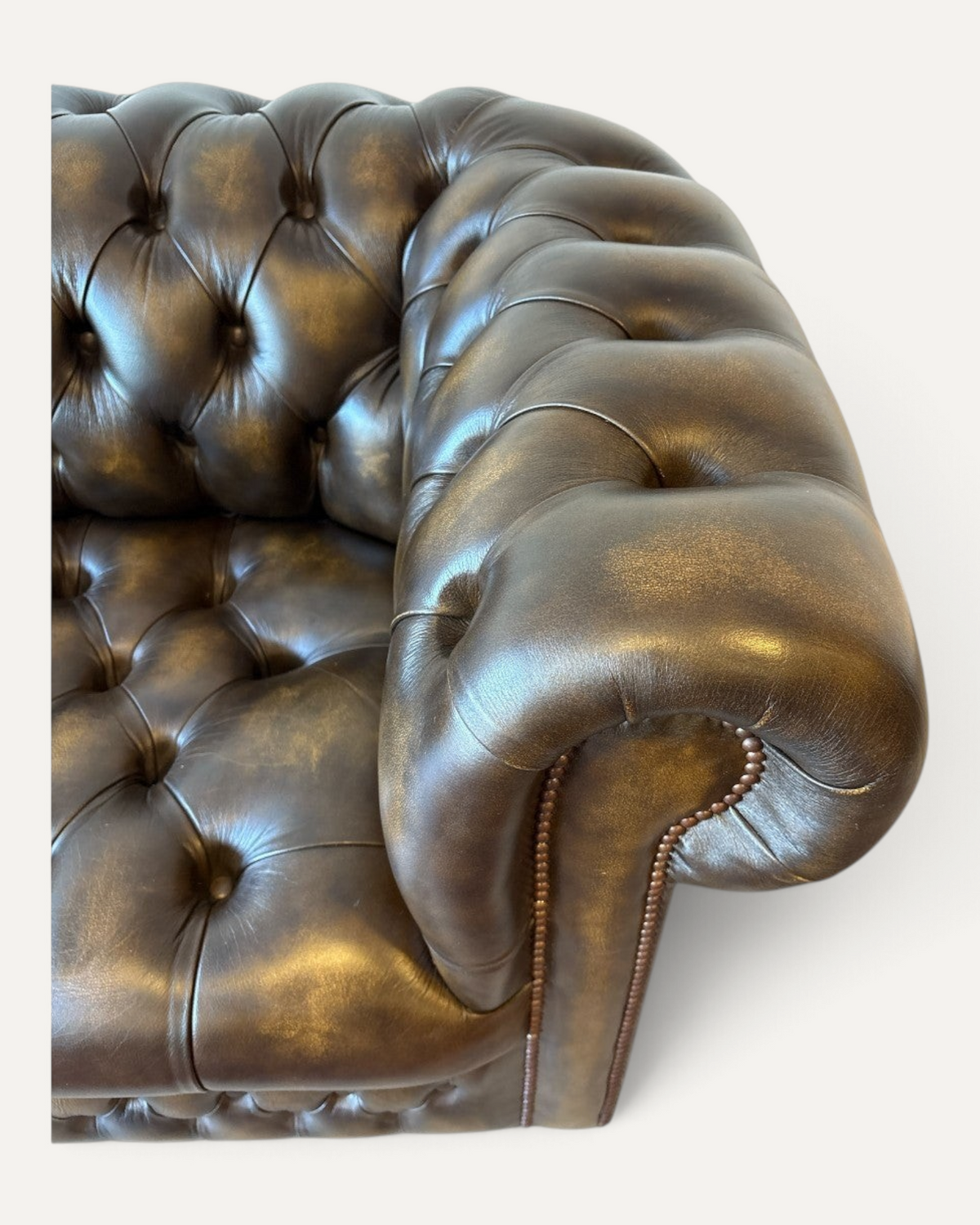 Engelsk Chesterfield 3-sits soffa i brunt och olivgrönt läder – bild 9 – Chesterhome